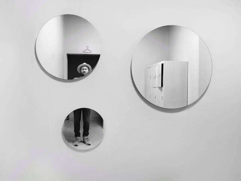 портрет, автопортерт, видение, профиль, личность Фрагментированный портрет со стороны фото превью