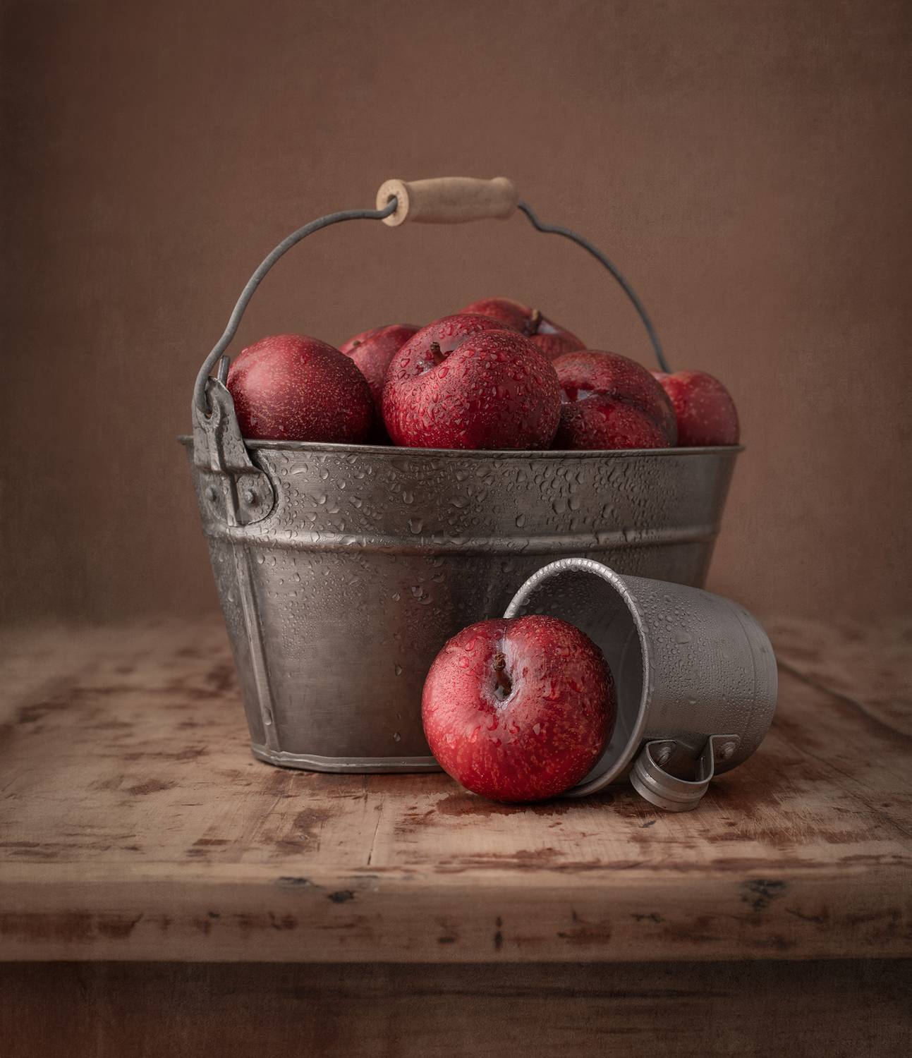 Still life, plums, fruit, light, drops, colors, red, Maria Margareth Perfoncio