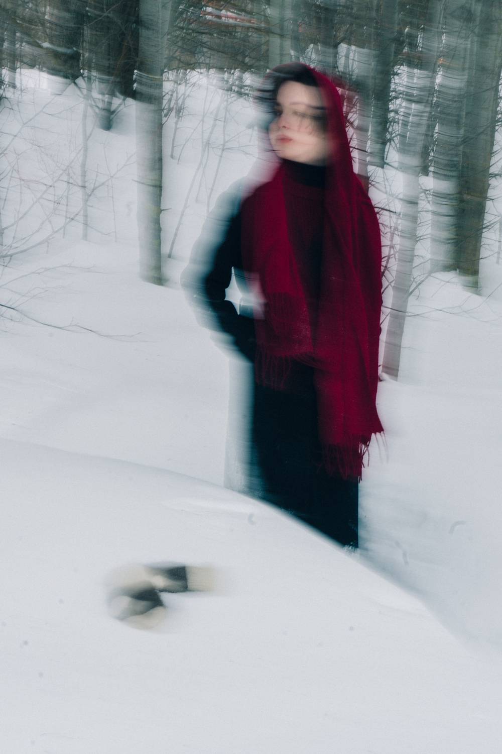 снег, черное пальто, длинная выдержка, красный акцент, лес, девушка в черном, Елена Леонидовна