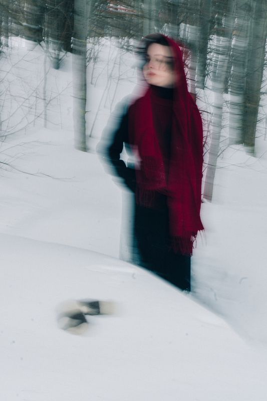 снег, черное пальто, длинная выдержка, красный акцент, лес, девушка в черном  фото превью