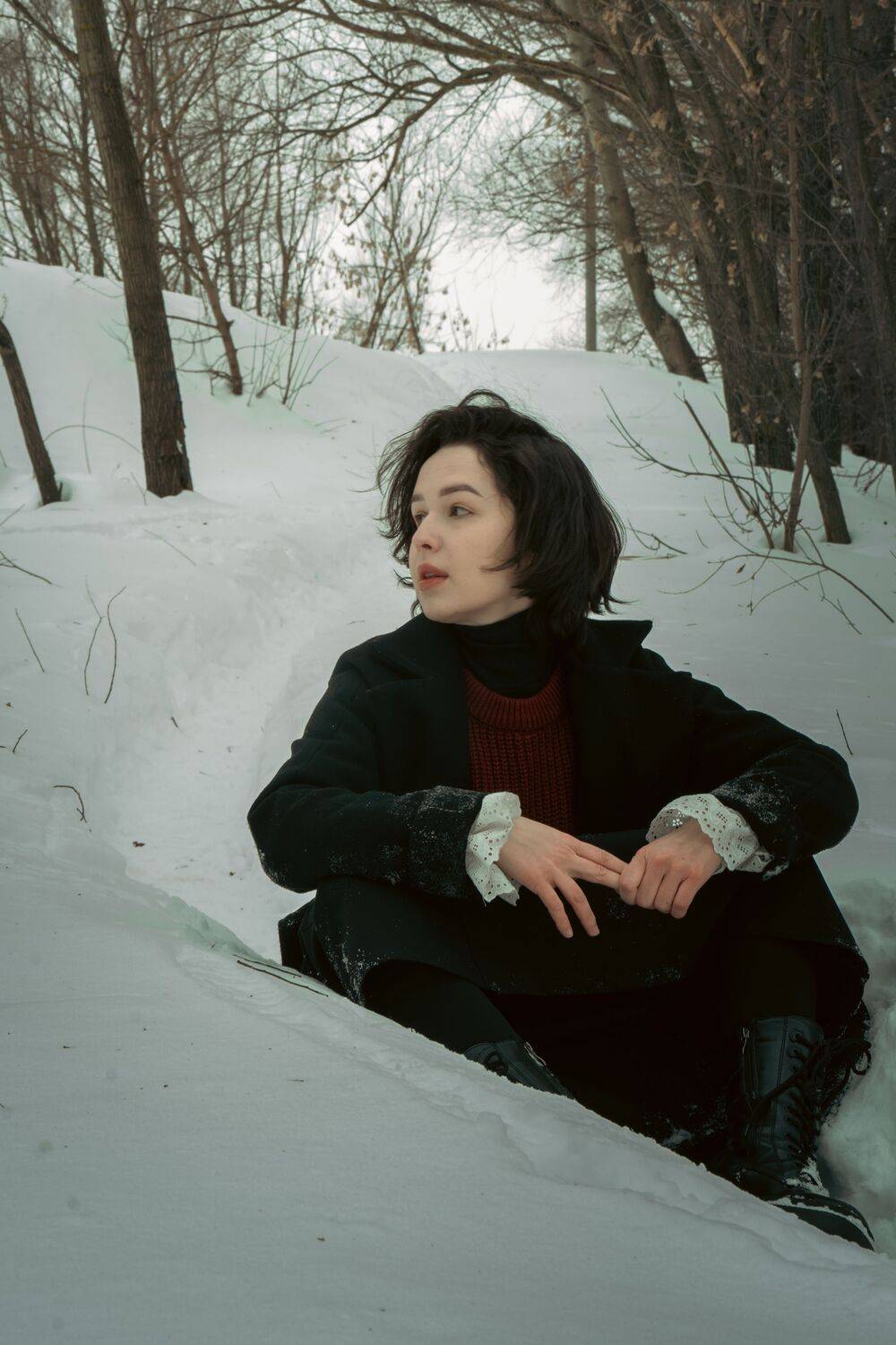 снег, лес, черное пальто, девушка в снегу, зимняя фотосессия, Елена Леонидовна