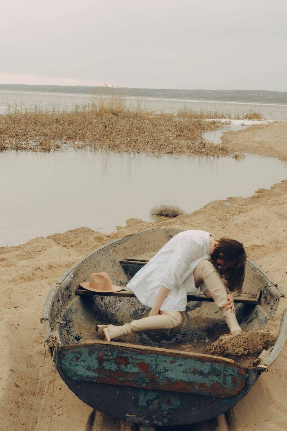 деревянная лодка, берег реки, лодка на берегу, девушка в белом, старая лодка, Елена Леонидовна
