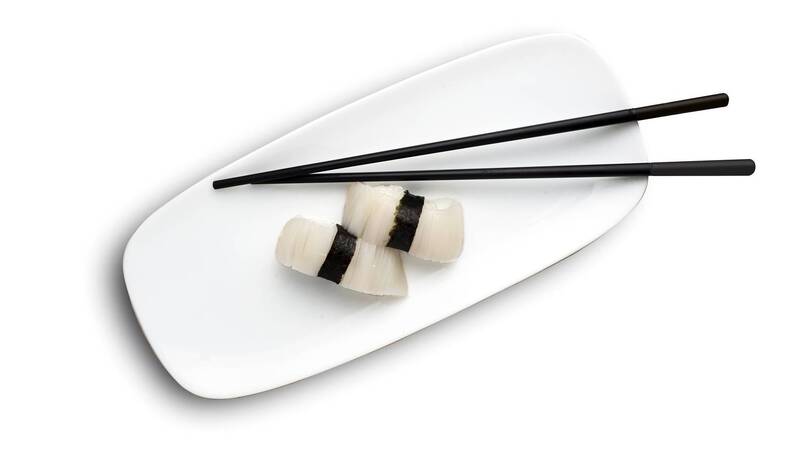 японская кухня, суши, суши из кальмаров, морепродукты ika nigiri sushi (суши из кальмаров) фото превью