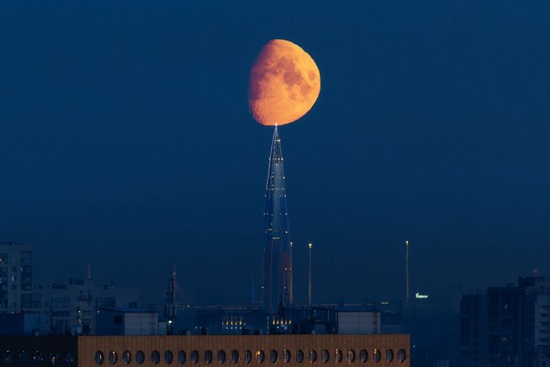Лахта-центр на фоне захода Луны фото превью