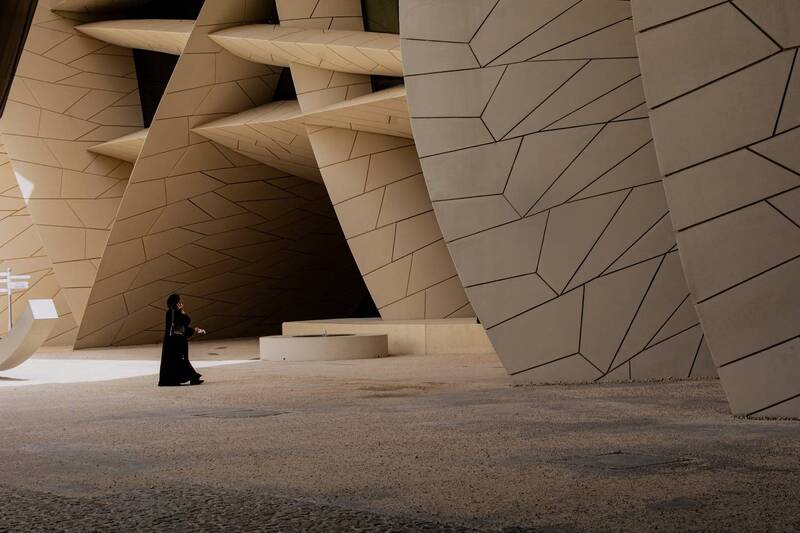 stree woman in museum фото превью