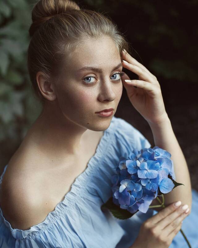 женский портрет, девушка, цветы, голубой, гортензия, портрет Виолетта фото превью