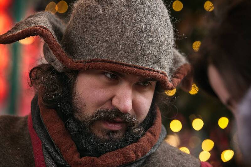 уличный мужской портрет, костюм. праздник Уличный мужской портрет фото превью