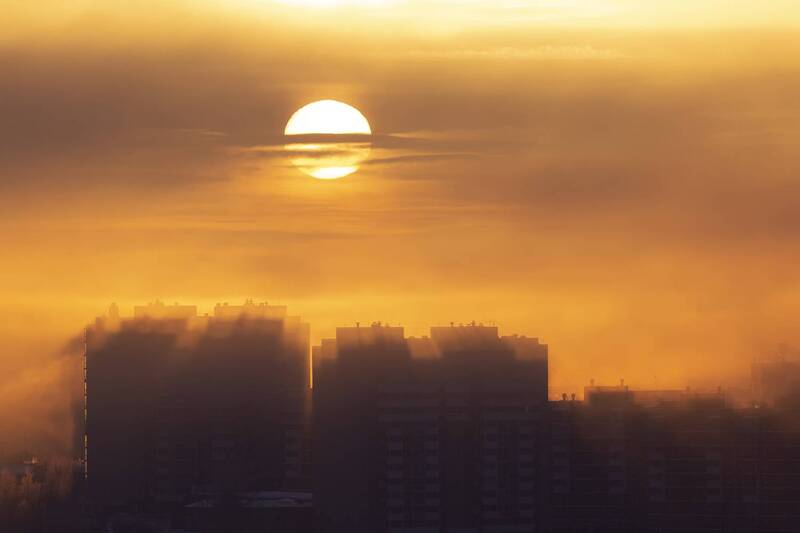 Восход солнца над городом фото превью