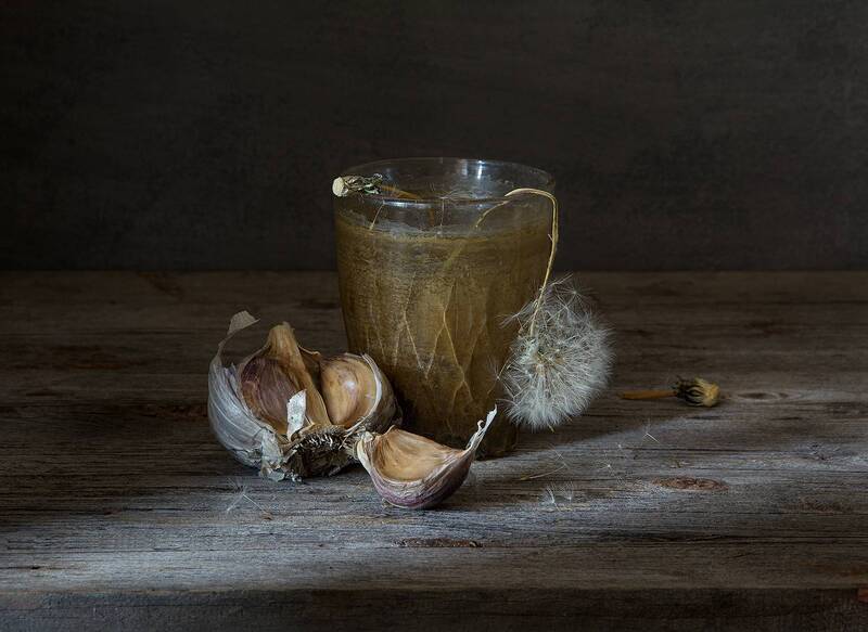 стакан, чеснок, одуванчик, натюрморт  фото превью