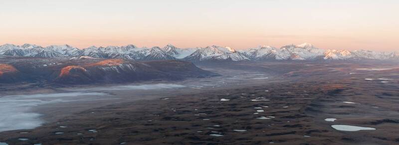 укок, алтай, южный алтай, плато укок, плоскогорье укок, хребет южный алтай, осень, рассвет, панорама, республика алтай Панорама хребта Южный Алтай и плато Укок фото превью