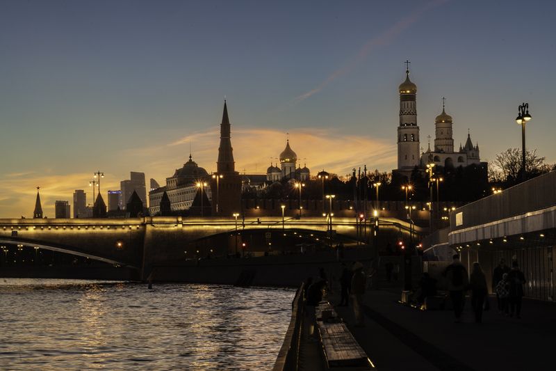 Москва, парк Зарядье, Кремль, река Москва, закат Кремль в закатных красках фото превью