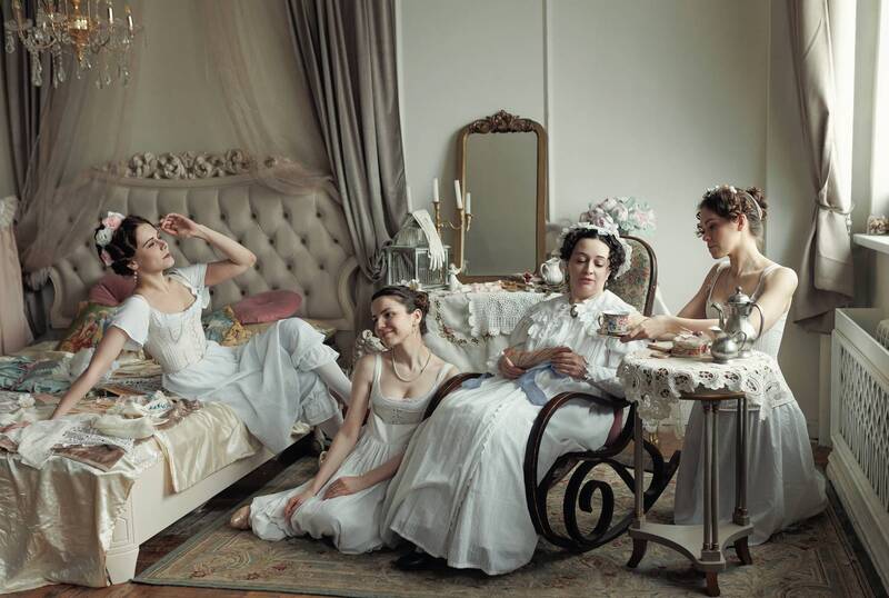 постановочное фото, стилизация, винтаж, ретро, женщины Матушка с дочерьми фото превью