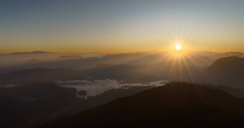 Рассвет с вершины священной горы Шрипада фото превью