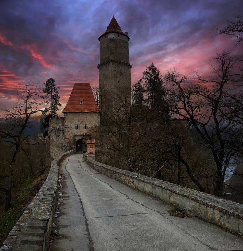 Сумерки у старого замка. фото превью