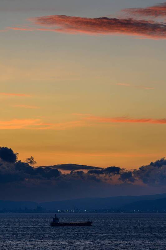 море, параход, небо, закат, пейзаж Вечерело фото превью