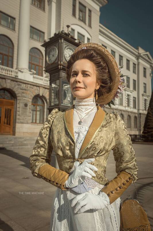 Вика и старинные часы. фото превью