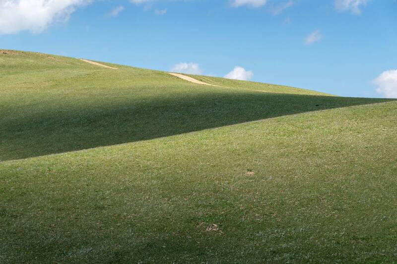 внутренний тянь-шань, горы, дорога, небо, трава, свет и тени, минимализм Горный минимализм фото превью