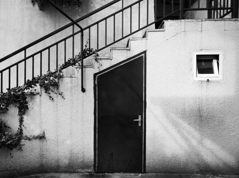 Дверь, город, существование, форма Вход под ногами фото превью