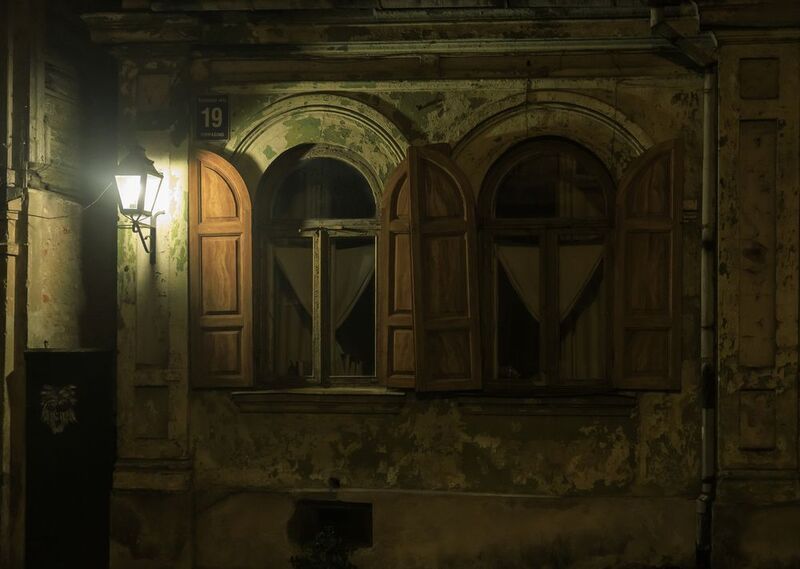 arhitektūra, logi, nakts, tumsa Vecuma šarms фото превью