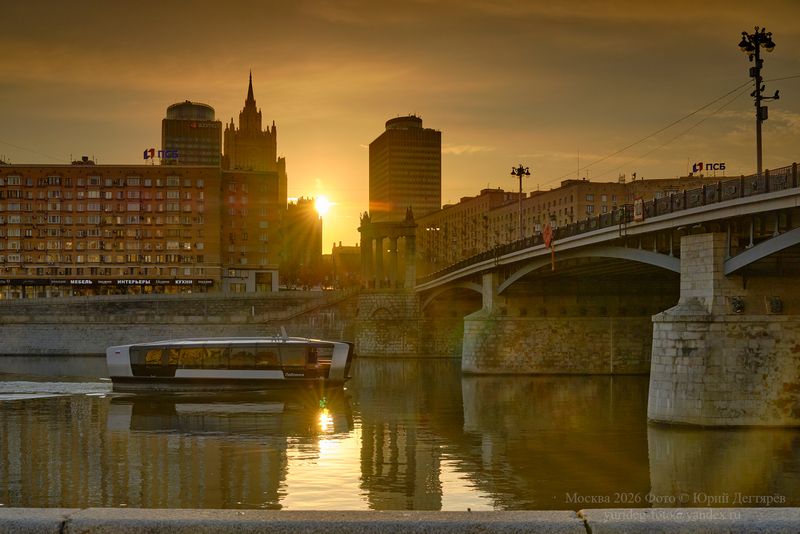 Москва, город, МИД, высотка, река, Бородинский, мост, рассвет, утро, речной, трамвай Москва. Утро около Бородинского моста. фото превью