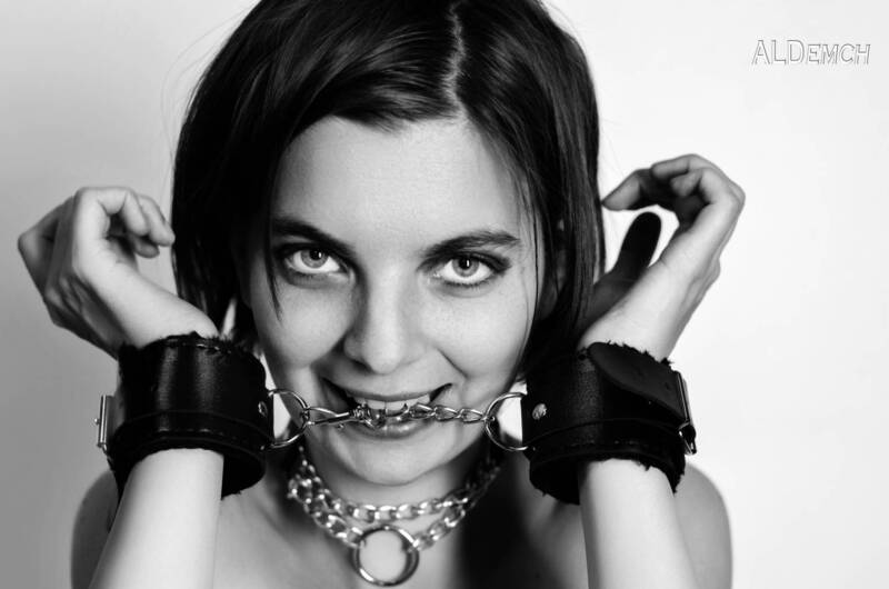 Девушка и наручники фото превью