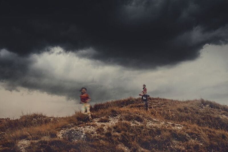 гроза, тучи, небо, шторм, дети, динамика, бег, природа, пейзаж, атмосфера, тревога, холм, предчувствие, стихия, драматичный свет, жанровый пейзаж Эхо наступающей бури. фото превью
