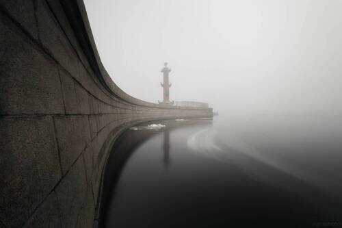 Туманный Петербург в невский ледоход - у Ростральной колонны