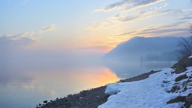 На реке. фото превью