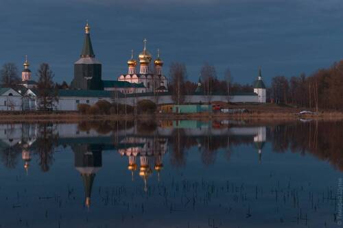 Невыносимо тихая ночь с видом на первую открытую воду этого года и спокойную Иверскую обитель
