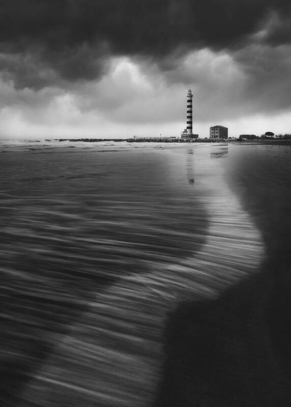 Holding the Storm фото превью