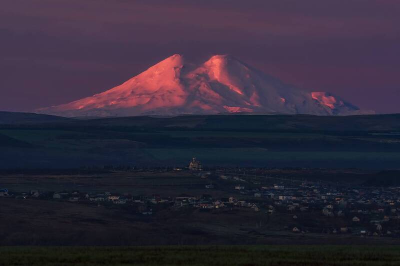 кавказ, кавказские минеральные воды, кмв, ессентуки, эльбрус, храм, рассвет, горы на рассвете, рассвет в городе Озаренные вершины фото превью