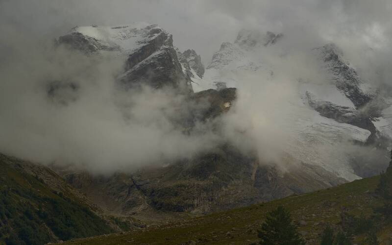 горы, осень Хмурое утро в горах фото превью