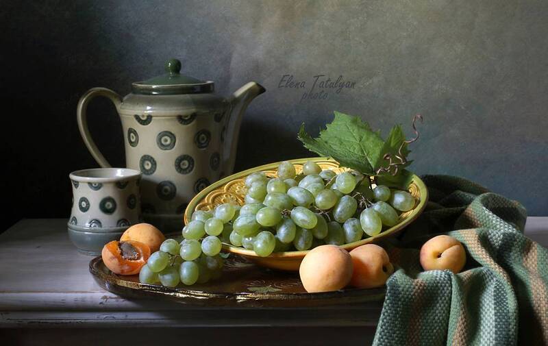 абрикосы, виноград Жёлто-зеленые натюрморты фото превью