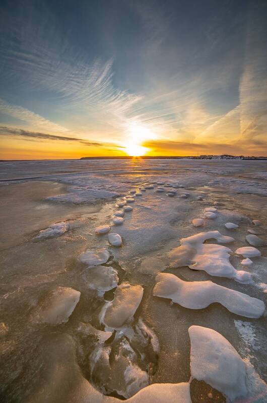 Последний лёд под лучами солнца. фото превью
