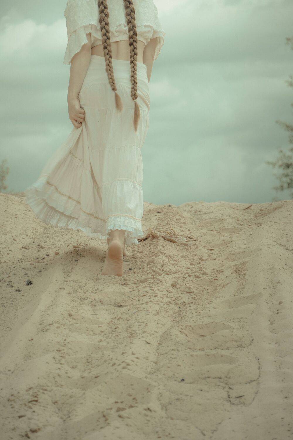 Косы, песок, длинная юбка, тучи, идущая девушка, белое платье, Елена Леонидовна