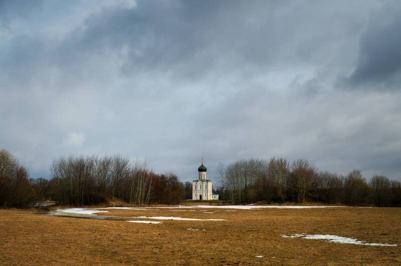 россия, боголюбово, храм, покров на нерли, церковь, владимирская область, разлив, паводка, православие, закат, весна, луг Храм Покрова на Нерли в разливе фото превью
