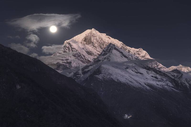 Луна над Гималаями, Непал фото превью