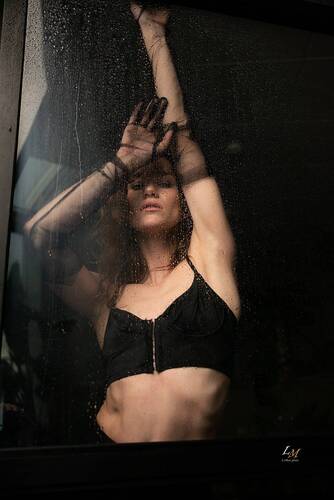 За стеклом дождя