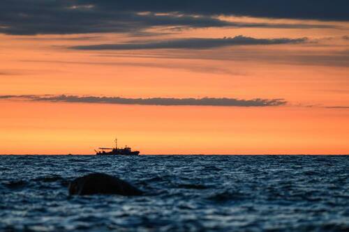 А по Финке вверх теплоход, А по Финке вниз теплоход, Кто-то ждал, а кто-то встречал Дальние огни.