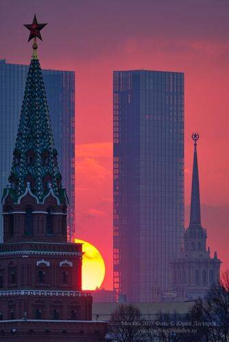 Боровицкая башня Московского Кремля, небоскрёбы Кэпитал Тауэрс, высотка гостиницы Украины и заходящее солнце.