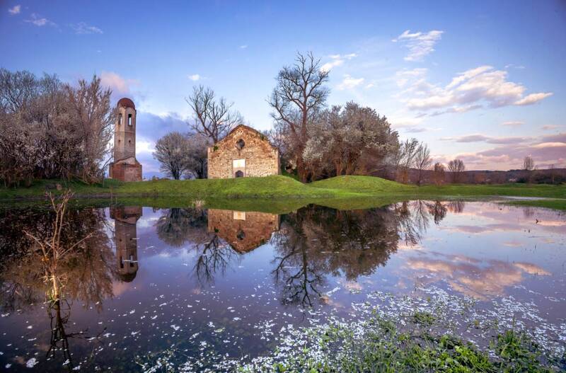 A spring whisper over the forgotten walls фото превью