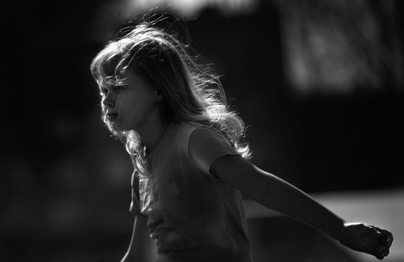 контражур, чб фото, солнце-тень, движение, дети и город, уличное фото, уличный детский портрет Ветерок в контражуре фото превью