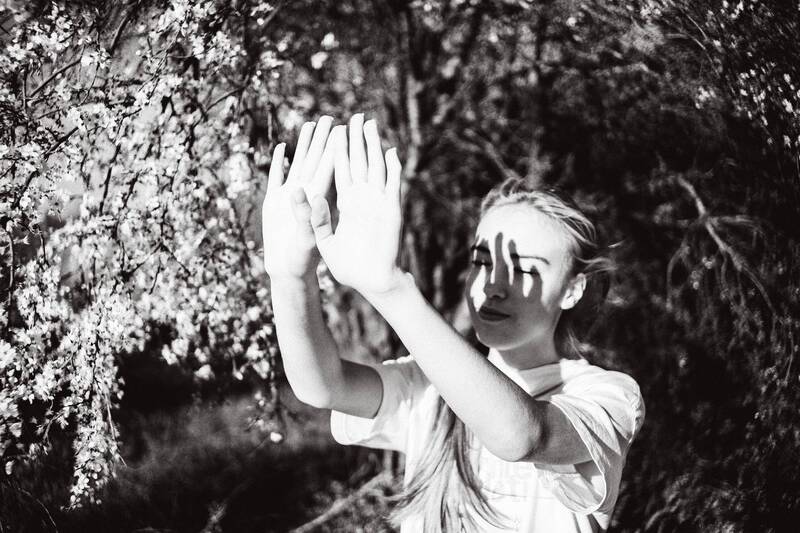 девушка, монохром, портрет София и солнце фото превью