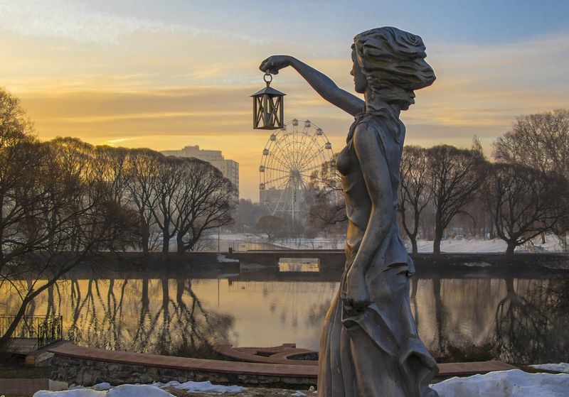 Киров, парк им.Кирова, весна, рассвет, парк, утро, пруд, скульптура На рассвете фото превью