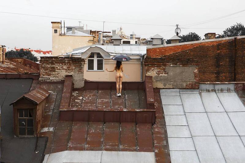 street, outdoor, roof, rain, umbrella, girl, young, model, female, figure, naked, nude, nudist, nuart, booty, sensuality, erotica The Rain Catchers фото превью