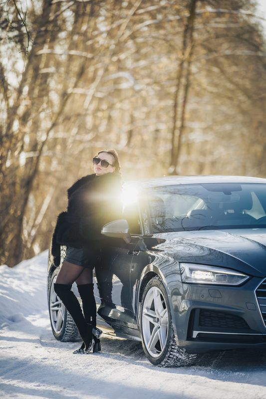 зима, девушка, машина, солнце, холодно, снег, прогулка, красота, ножка, шубка Зимняя прогулка фото превью