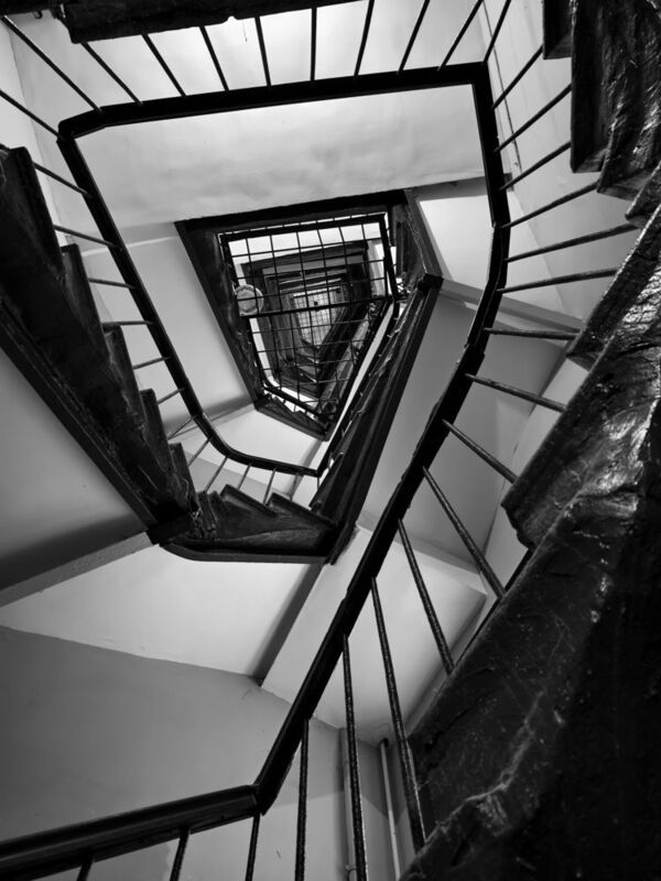 Monochrome, stairs, city, mobile_photography Завиток с гранями фото превью