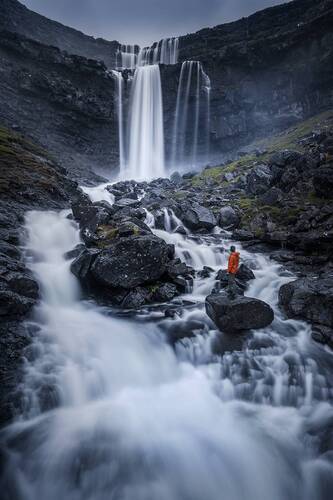 In front of the waters of Fossa waterfall