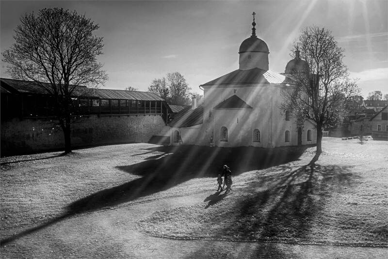 храм, люди, лучи, тени Свет и тень фото превью