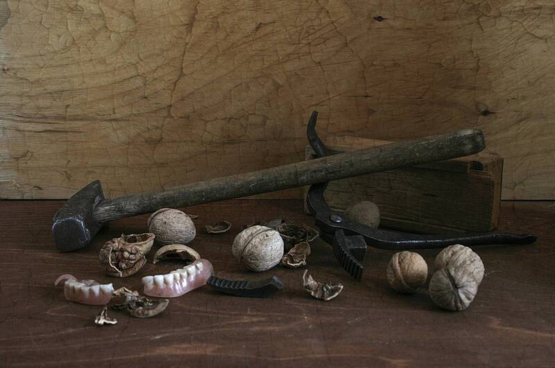 орех, грецкий, щипцы, молоток, зубы. Крепкий орешек. фото превью